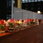 Schattige glaasjes met een paar bloemen per vaasje in water