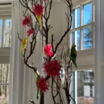 Paastakken met rose bloemen en vogel-ornamenten