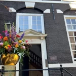 Prachtige grote gouden vaas met kleurrijk bloedboeket in allerlei kleuren