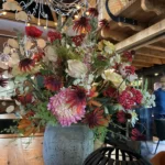 Groot boeket in grijze vaas in de kleuren wit en rose