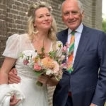 Bruid met bruidsboeket met haar vader aan haar zijde