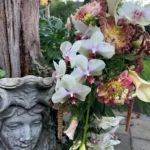 Bruidsornament met grote witte en rose bloemen