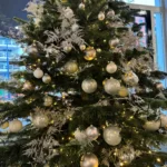 Kerstboom met witte ornamenttakken en witte en gouden grote en kleinere ballen